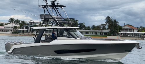 Boston Whaler 420 Outrage (2022) - Features Video Video
